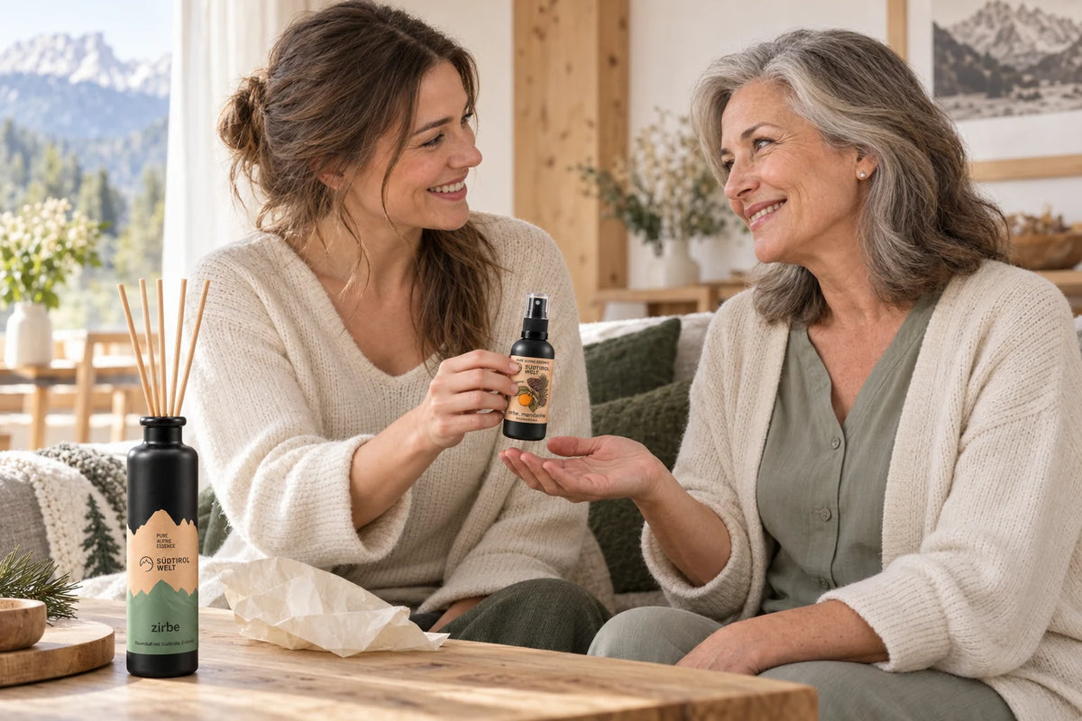 Eine Frau schenkt ihrer Mutter ein Südtiroler Duftprodukt